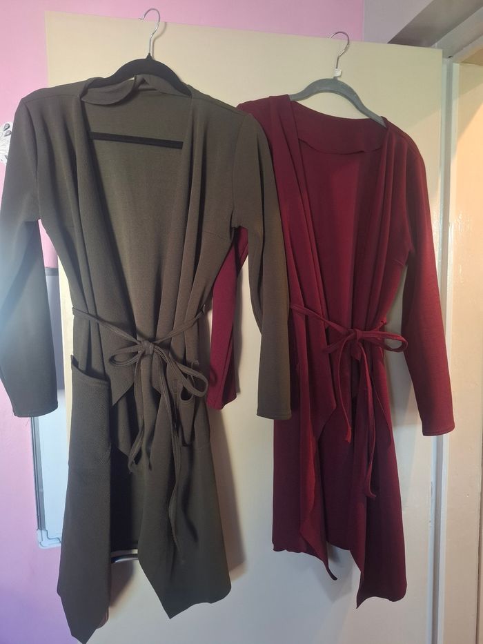 Lot de 2 cardigans neufs kaki et bordeaux
Taille unique
Neuf