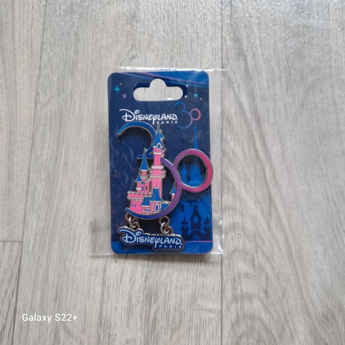 Pin's Disney 30 ans NEUF