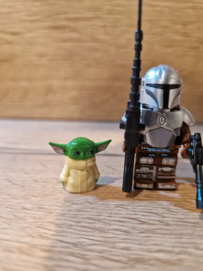 Figurine type lego Mandalorian avec bébé Yoda Grogu star wars - photo numéro 3