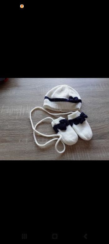 Bonnet et gants assortis