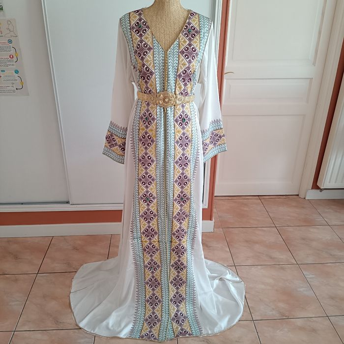 Caftan takchita robe de soirée blanche brodée - photo numéro 2