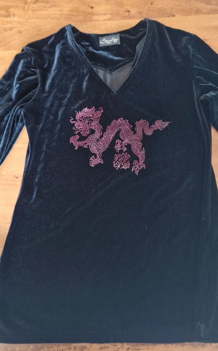 Petit haut noir col V dragon