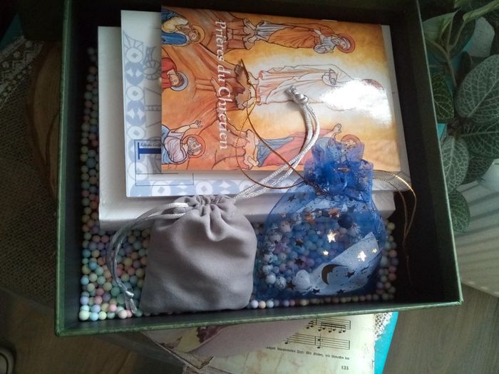 Coffret livres religieux et bijoux - photo numéro 3