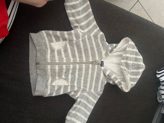 Gilet gris 1 mois