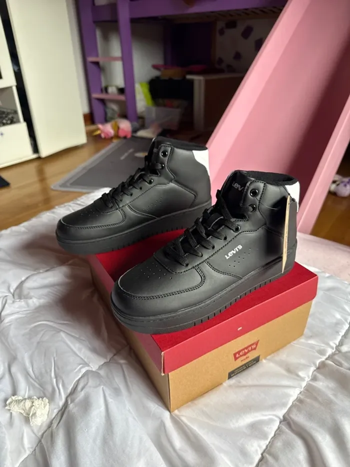 Superbes baskets montantes Levi’s neuves avec étiquette pointure 38