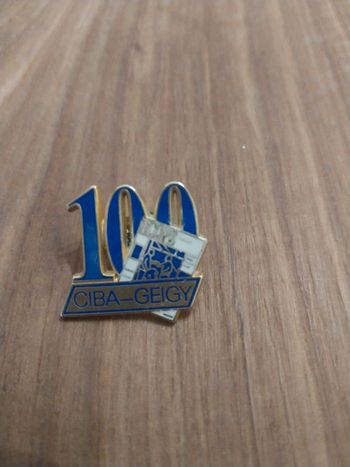 Ancien pin's Scope 100 Ciba-Geigy vintage pins