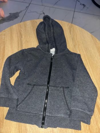 Veste gilet gris garçon. H&m taille 2 ans en bon état général