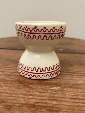 Ancien coquetier diabolo avec motifs fleuris