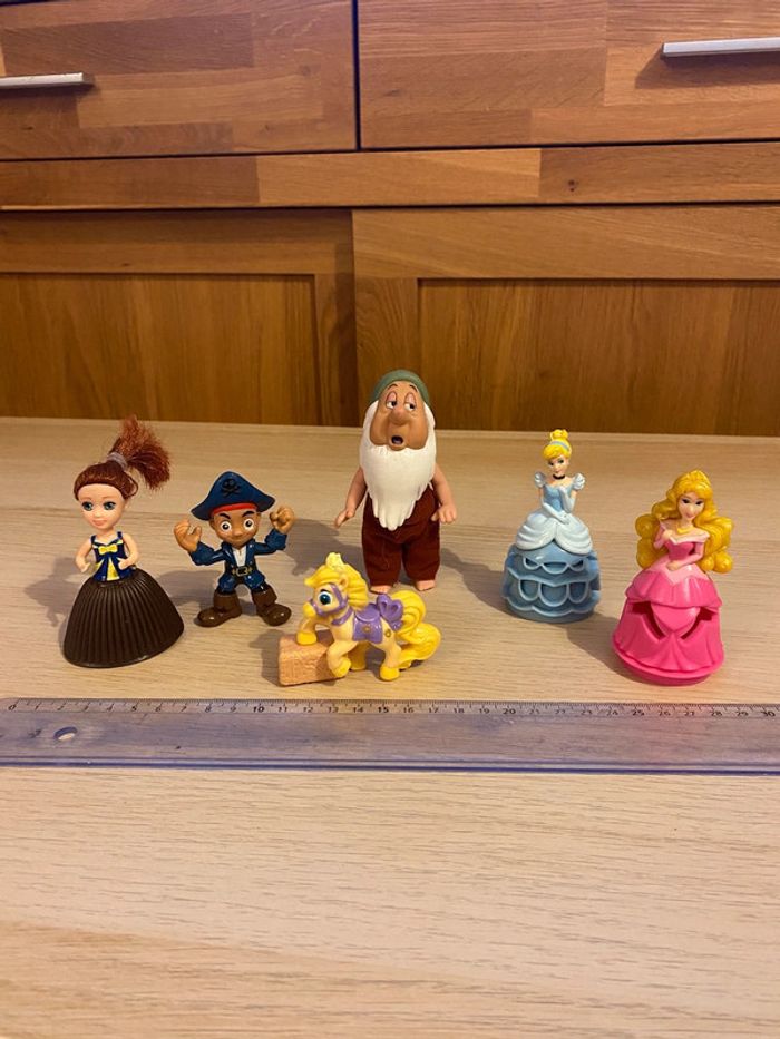 Jouets figurines princesses Disney aurore cendrillon nains pirates bouton d’or raiponce