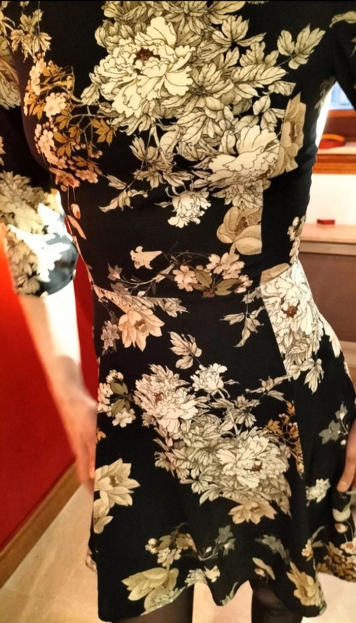 Robe originale avec décolleté dos - motif fleurs - photo numéro 5