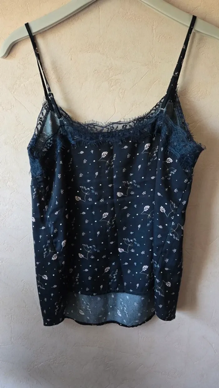 Débardeur bleu foncé fleuri KIABI avec dentelle - Taille 36 - photo numéro 3