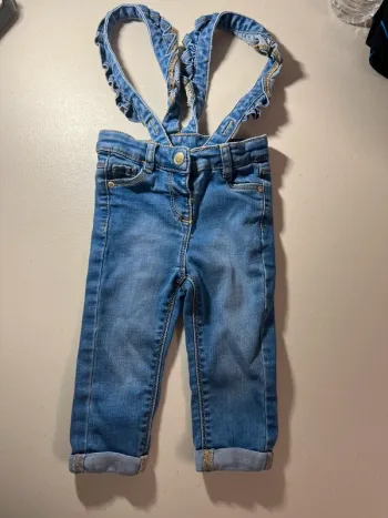 Jean a bretelle fille 9 mois