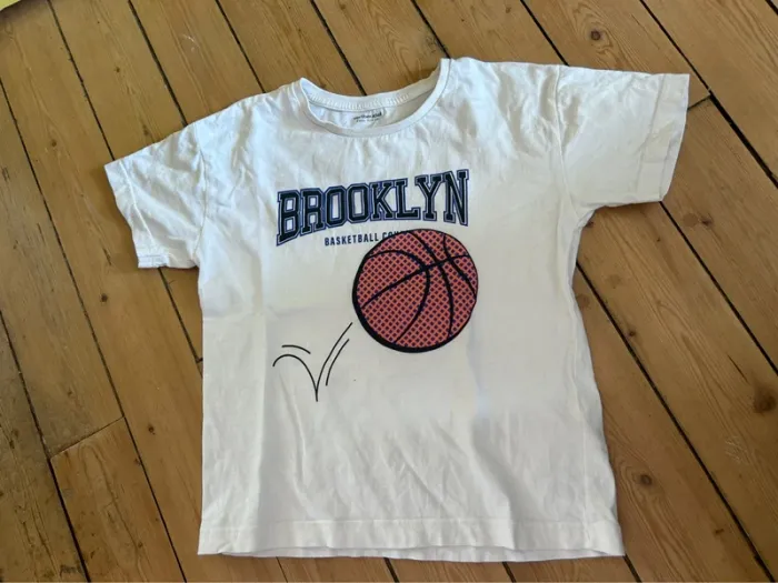 Tee shirt basket