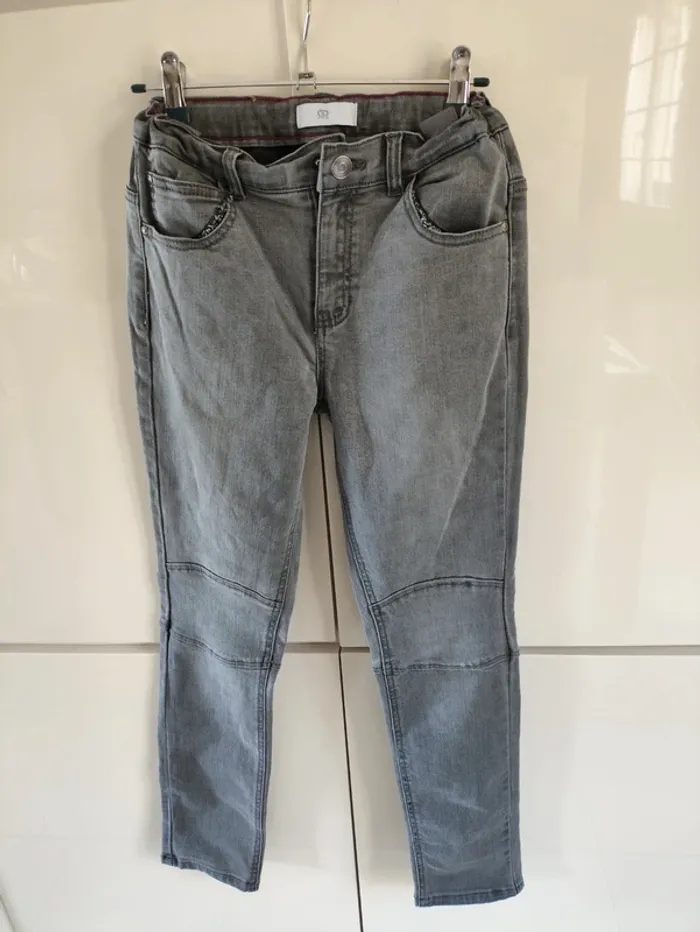 Jean gris La Redoute 12 ans
Jean ajustable à la taille, coupe slim
