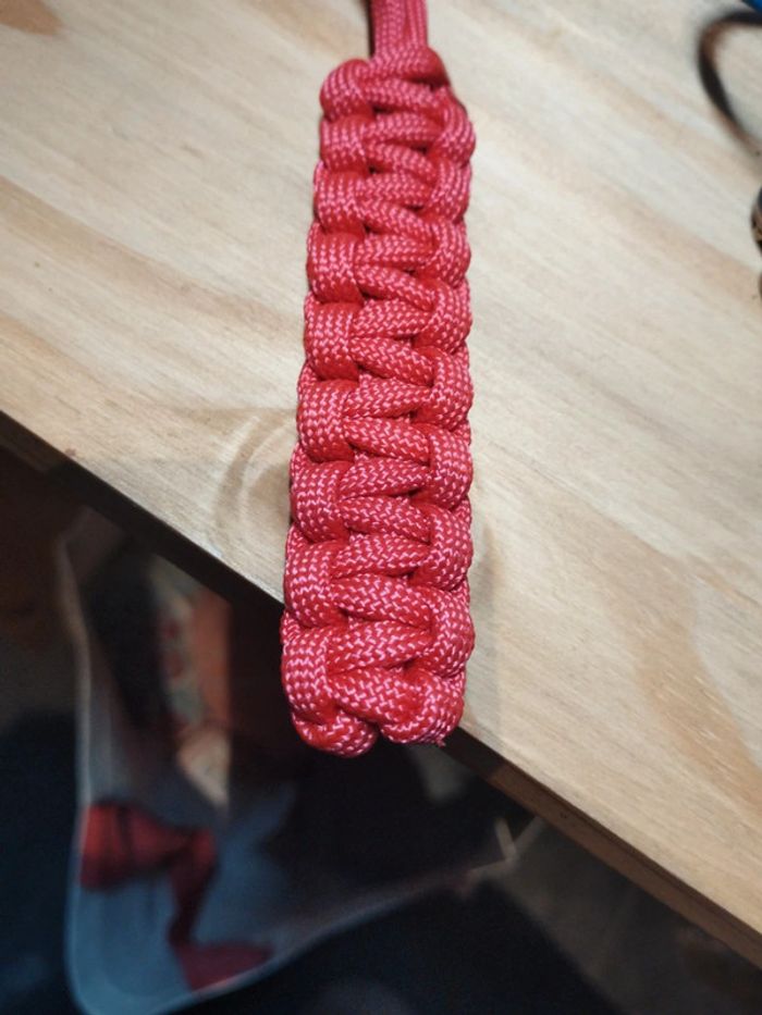 Porte clé en paracorde fait main rouge - photo numéro 3