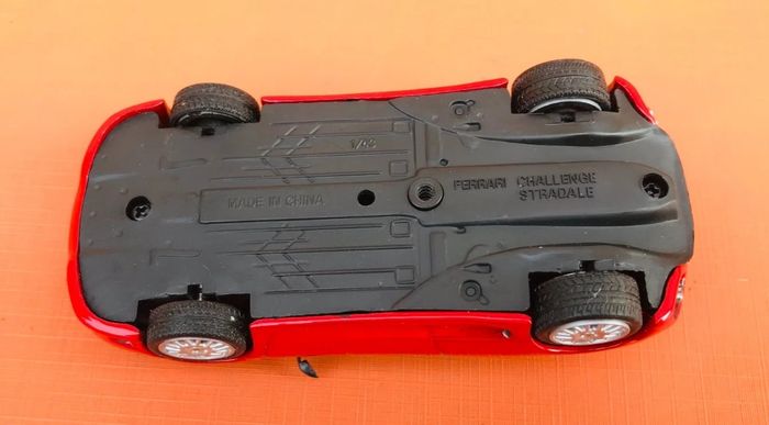 Voiture miniature Ferrari Challenge Stradale (2003) - photo numéro 3