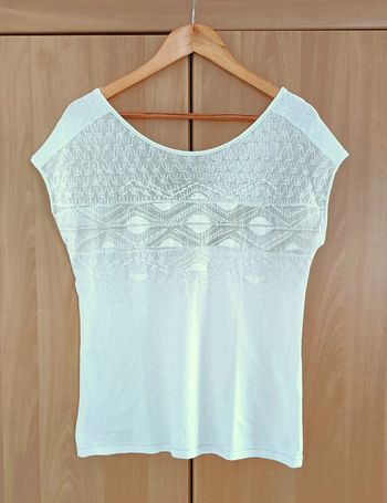 T shirt creme et beige imprime geometrique. Dos decolette. Camaieu. Taille 38