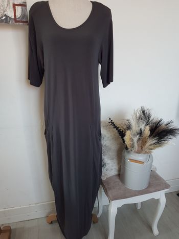 Robe longue grise stretch, légèrement transparente. Hopsack. T42, 45cm aux aisselles, 133cm de haut.