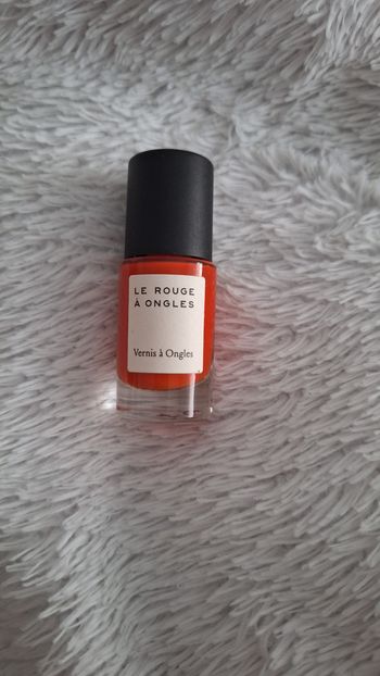Vernis a ongles rouge orangé "Le vernis à ongles"