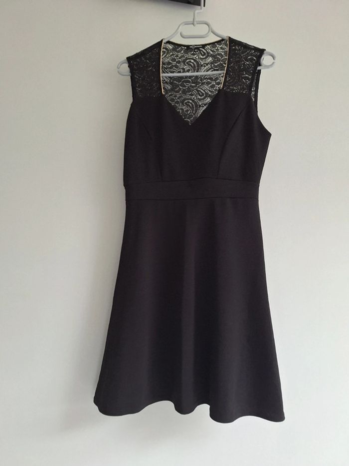 Robe noire dos dentelle