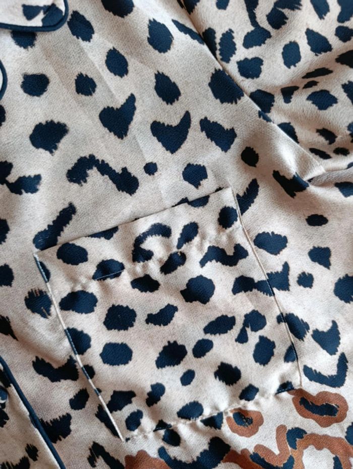 Chemisier style haut de pyjama satiné léopard Mango L - photo numéro 10