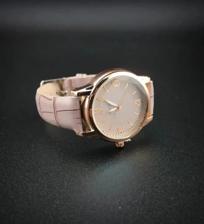 Montre rose lila en reliefs, style classique