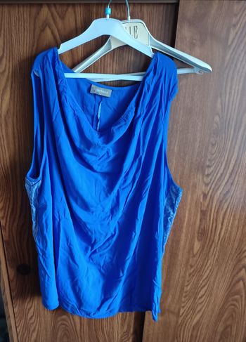 Blouse bleu sans manche col bénitier