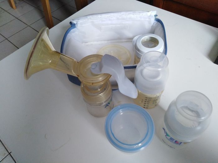 Lot Pochette transport avec son tire lait manuel avent, allaitement, biberons, puériculture, transport