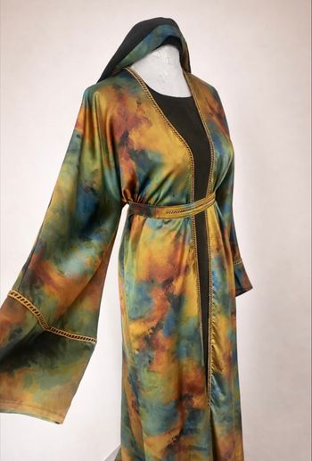 Abaya longue multicolore effet tie & dye avec ceinture – Élégante et originale