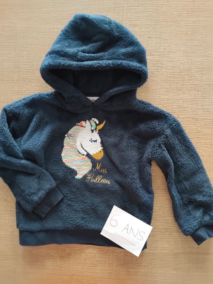 Pull à capuche 6 ans *