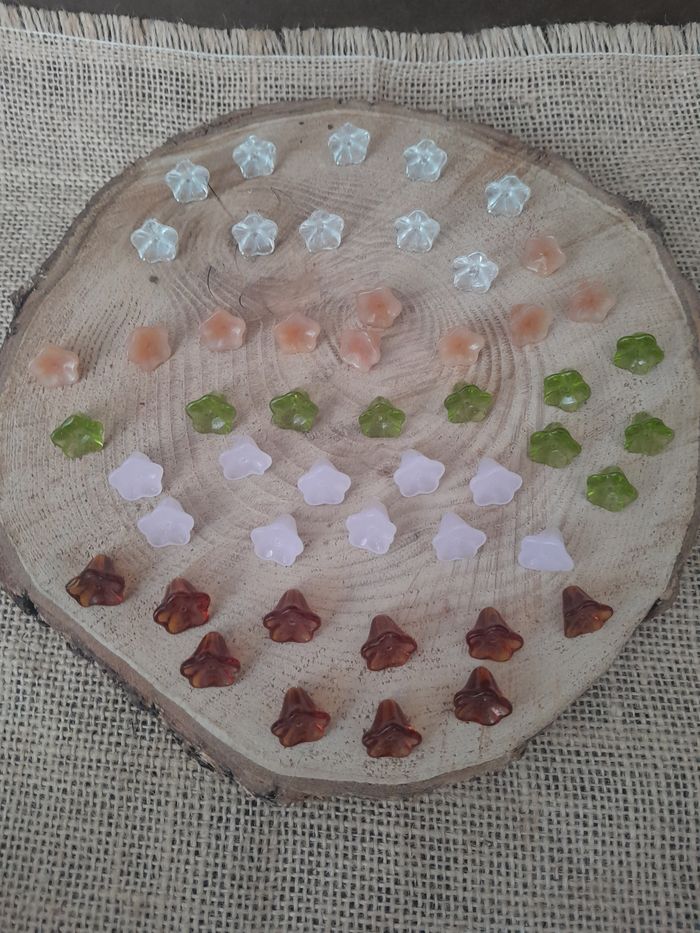 Lot de 50 perles en verre fleurs marron, transparente, roses, blanches, saumon,vertes