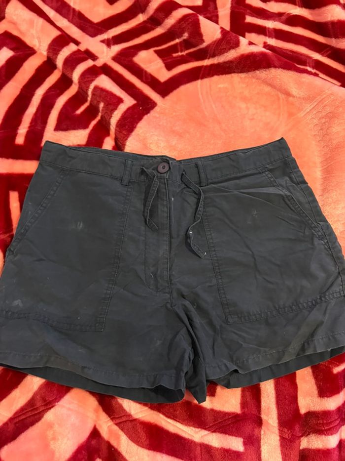 Short court bleu