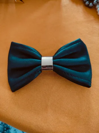 Barrette noeud en cuir noir et doré