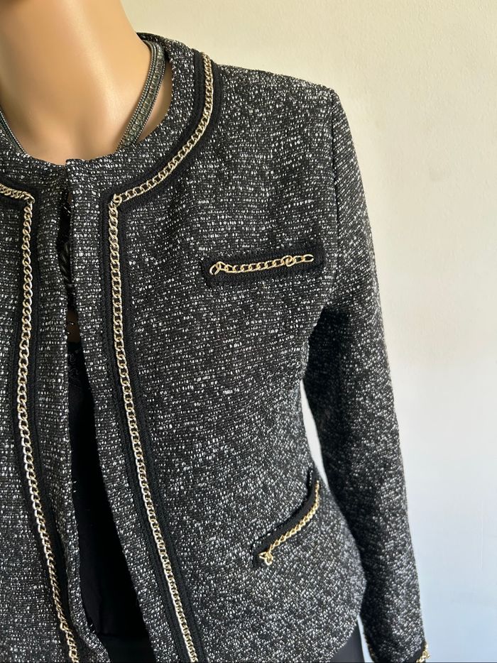 Veste chamarrée avec chainettes dorées LolaLiza taille française 38 jamais portée - photo numéro 4