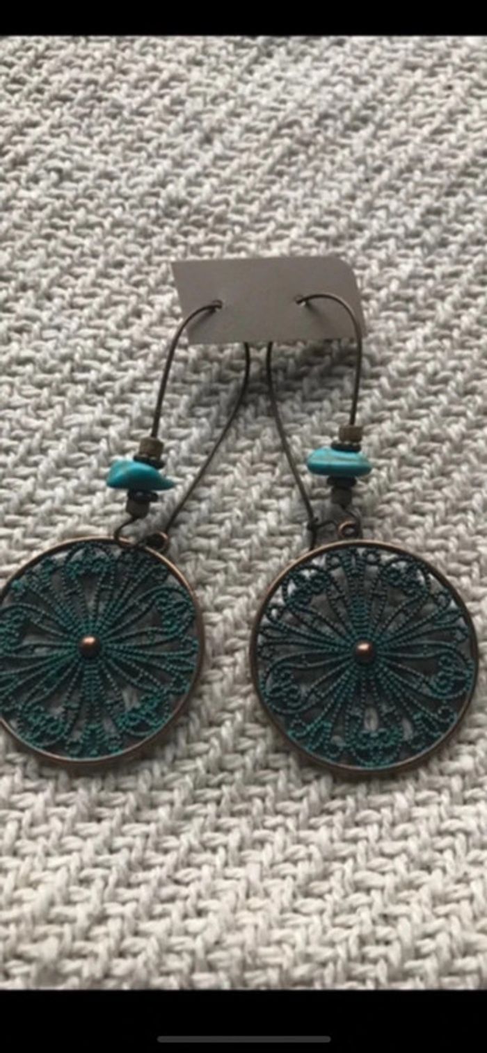 Magnifique paire de boucles d’oreilles avec perles, fleurs ronds et turquoise - photo numéro 5