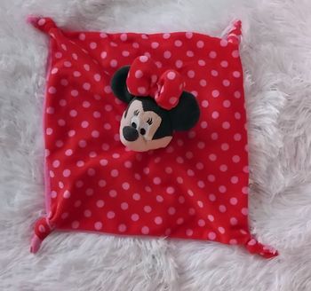 Doudou Minnie carré plat rouge a pois rose - Disney