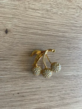 Broche cerise vintage