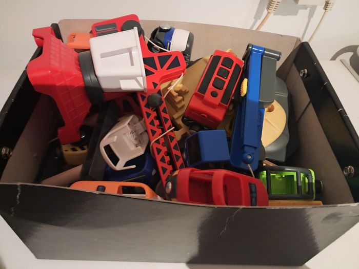 Train en bois + plein de vehicules - photo numéro 3