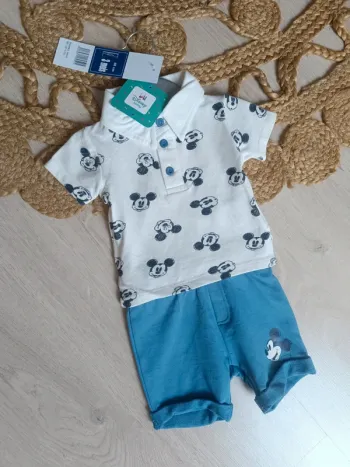 Jolie ensemble Disney mickey 3 mois neuf avec étiquette