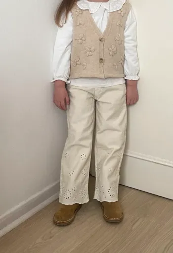 Jean écru avec motifs en bas de la jambe Zara