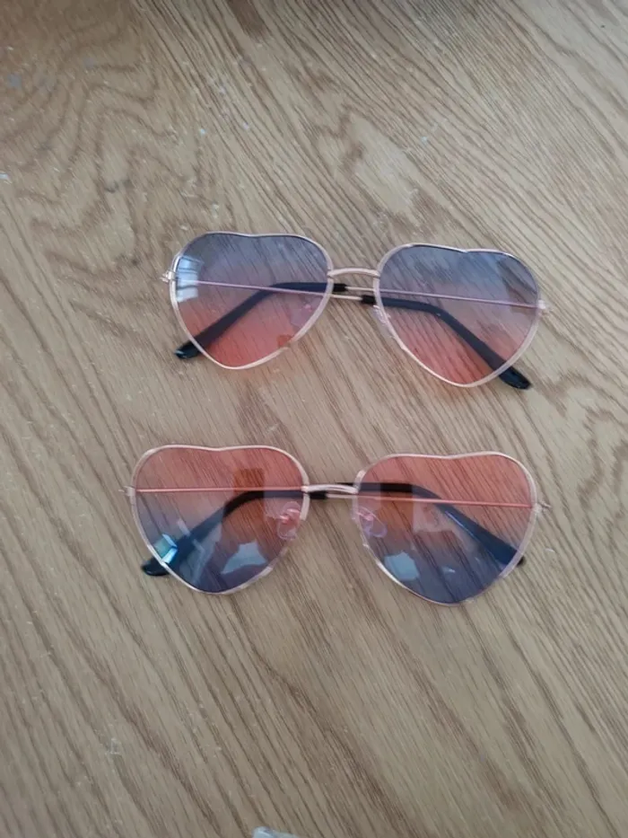 Deux paires de lunettes coeur fantaisie