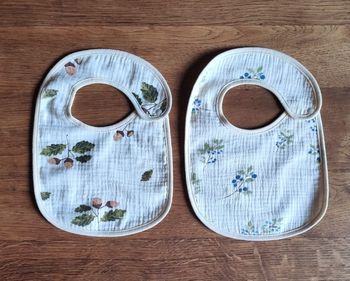 Lot de deux bavoirs neufs