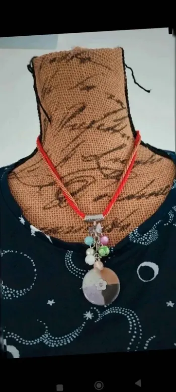 Collier  cordon rouge  taupe  pendentif