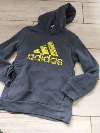 Sweat adidas 7 8 ans très bon état