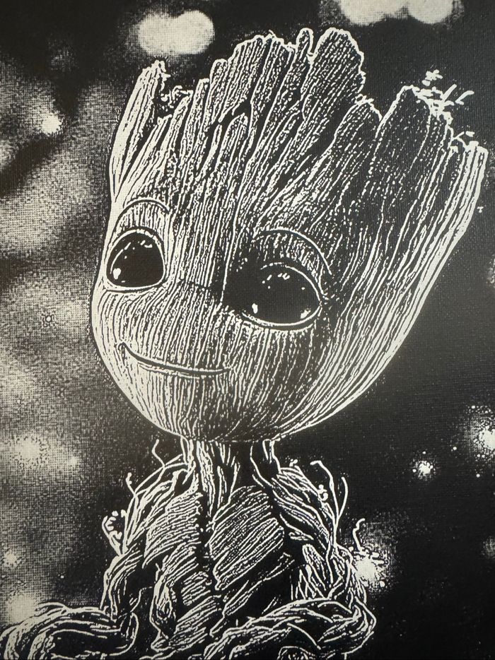 Tableau Baby Groot en toile 30x40cm – déco geek et mignonne - photo numéro 3