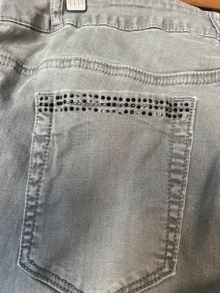Jean gris marque woman taille 44 manque quelques strass voir photo en bon état - photo numéro 2