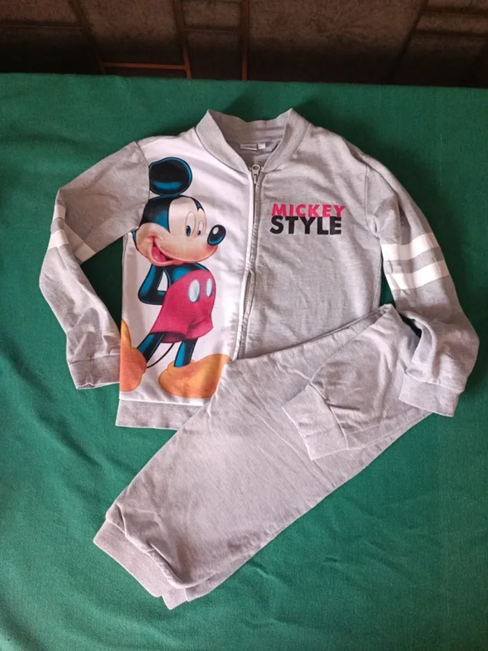 Jogging Mickey