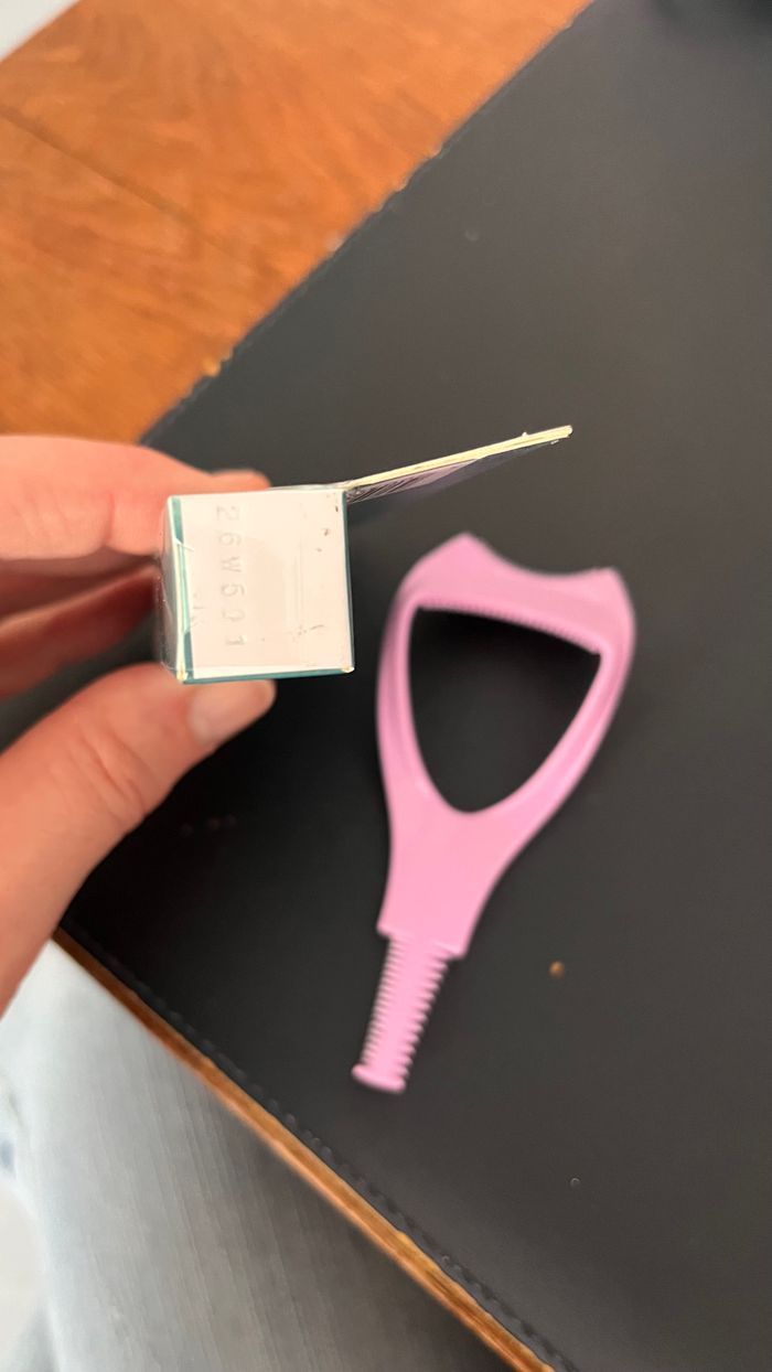 Mascara L'Oreal Waterproof Noir Neuf avec applicateur - photo numéro 3