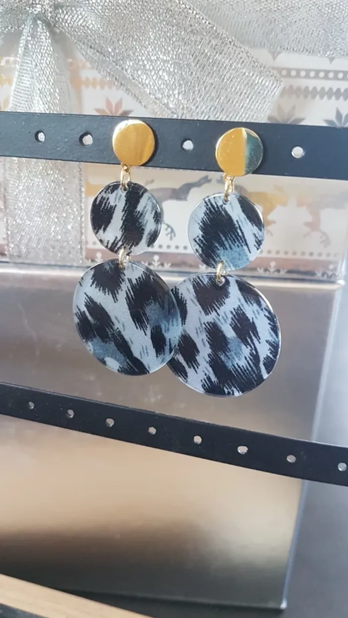 Boucles d'oreilles style léopard grises - photo numéro 3
