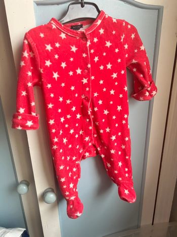Pyjama hiver ,fuschia,étoile blanche ,3 mois